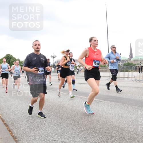 29.06.2025 - hella hamburg halbmarathon Lena Gebhardt http://msf.ph/oto/8302162 29.06.2025 10:56:25 Lombardsbrücke 15103, 17673, 2551, 9606, 5757, 1544, 1047, 1113, 1738, 1909, 2095, 2143, 2307, 2793, 2887, 2915, 2991, 3257, 3268, 3438, 3520, 3614, 3675, 3676, 3953, 3987, 4083, 4354, 4473, 4773, 4836, 5237, 5306, 5438, 5580, 5693, 5757, 5911, 5994, 6494, 6690, 6968, 7025, 7028, 7090, 7307, 7516, 7616, 7711, 8005, 8108, 8305, 8517, 8606, 8766, 8939, 8943, 9172, 9210, 9383, 9435, 9606, 9838, 9910, 9948, 9953, 10555, 10569, 10571, 10640, 10740, 10784, 10987 meine-sportfotos.de