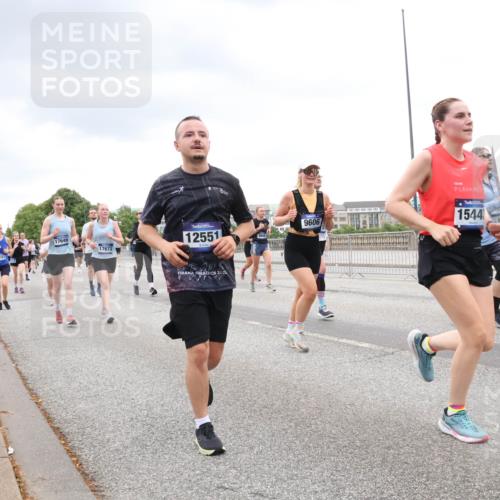 29.06.2025 - hella hamburg halbmarathon Lena Gebhardt http://msf.ph/oto/8302238 29.06.2025 10:56:25 Lombardsbrücke 15103, 17649, 17673, 12551, 9606, 2021, 1544, 1047, 1113, 1738, 1909, 2095, 2143, 2307, 2793, 2887, 2915, 2991, 3257, 3268, 3438, 3520, 3614, 3675, 3676, 3953, 3987, 4083, 4354, 4473, 4773, 4836, 5237, 5306, 5438, 5580, 5693, 5757, 5911, 5994, 6494, 6690, 6968, 7025, 7028, 7090, 7307, 7516, 7616, 7711, 8005, 8108, 8305, 8517, 8606, 8766, 8939, 8943, 9172, 9210, 9383, 9435, 9606, 9838, 9910, 9948, 9953, 10555, 10569, 10571, 10640, 10740, 10784, 10987 meine-sportfotos.de