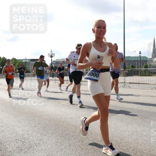 29.06.2025 - hella hamburg halbmarathon Lena Gebhardt http://msf.ph/oto/8302289 29.06.2025 09:59:42 Lombardsbrücke 3279, 1844, 133, 16095, 1380, 5000, 1319, 1334, 1366, 1595, 1642, 1834, 1914, 1955, 2282, 2348, 2364, 2391, 2432, 2630, 2676, 2910, 3112, 3279, 3668, 3836, 4426, 4467, 4772, 4837, 5015, 5134, 5277, 5299, 5457, 5458, 5465, 5492, 5866, 6174, 6201, 6202, 6414, 6415, 6416, 6587, 7037, 7129, 7130, 7395, 7833, 8330, 8509, 8520, 8542, 8652, 8846, 8929, 9142, 9488, 9903, 9907, 9922, 9984, 10020, 10031, 11039, 11568, 11844 meine-sportfotos.de