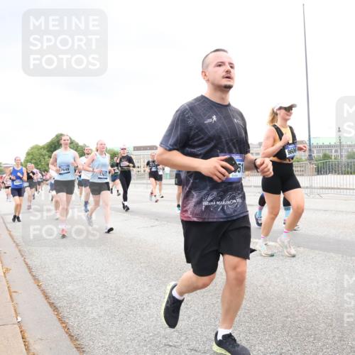 29.06.2025 - hella hamburg halbmarathon Lena Gebhardt http://msf.ph/oto/8302421 29.06.2025 10:56:26 Lombardsbrücke 15103, 17649, 17673, 51, 202, 9606, 1129, 1047, 1113, 1738, 1909, 2095, 2143, 2307, 2793, 2887, 2915, 2991, 3257, 3268, 3438, 3520, 3614, 3675, 3676, 3953, 3987, 4083, 4354, 4473, 4773, 4836, 5237, 5306, 5438, 5580, 5693, 5757, 5911, 5994, 6494, 6690, 6968, 7025, 7028, 7090, 7307, 7616, 7711, 8005, 8108, 8305, 8517, 8606, 8766, 8939, 8943, 9172, 9210, 9383, 9435, 9606, 9838, 9910, 9948, 9953, 10555, 10569, 10571, 10640, 10740, 10784, 10987 meine-sportfotos.de