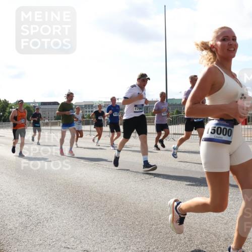 29.06.2025 - hella hamburg halbmarathon Lena Gebhardt http://msf.ph/oto/8302431 29.06.2025 09:59:42 Lombardsbrücke 11846, 3279, 17967, 1517, 5000, 1319, 1334, 1366, 1595, 1642, 1834, 1914, 1955, 2282, 2348, 2364, 2391, 2432, 2630, 2676, 2910, 3112, 3279, 3668, 3836, 4426, 4467, 4772, 4837, 5015, 5134, 5277, 5299, 5457, 5458, 5465, 5492, 5866, 6174, 6201, 6202, 6414, 6415, 6416, 6587, 7037, 7129, 7130, 7395, 7833, 8330, 8509, 8520, 8542, 8652, 8846, 8929, 9142, 9488, 9903, 9907, 9922, 9984, 10020, 10031, 11039, 11568, 11844 meine-sportfotos.de
