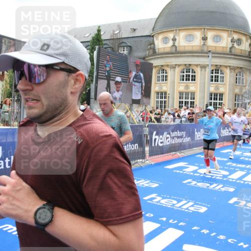 29.06.2025 - hella hamburg halbmarathon Michael Strokosch http://msf.ph/oto/8302441 29.06.2025 10:57:56 Ziel 2025, 2034, 2806, 2883, 3093, 3575, 7138, 7159, 7189, 7269, 9820, 10599, 10703, 11394, 12523, 13376, 14881, 15349, 16517, 17543, 18492 meine-sportfotos.de