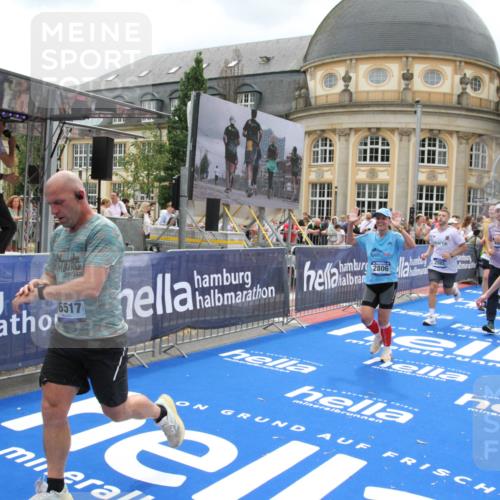 29.06.2025 - hella hamburg halbmarathon Michael Strokosch http://msf.ph/oto/8302496 29.06.2025 10:57:56 Ziel 2025, 2034, 2806, 2883, 3093, 3575, 7138, 7159, 7189, 7269, 9820, 10599, 10703, 11394, 12523, 13376, 14881, 15349, 16517, 17543, 18492 meine-sportfotos.de