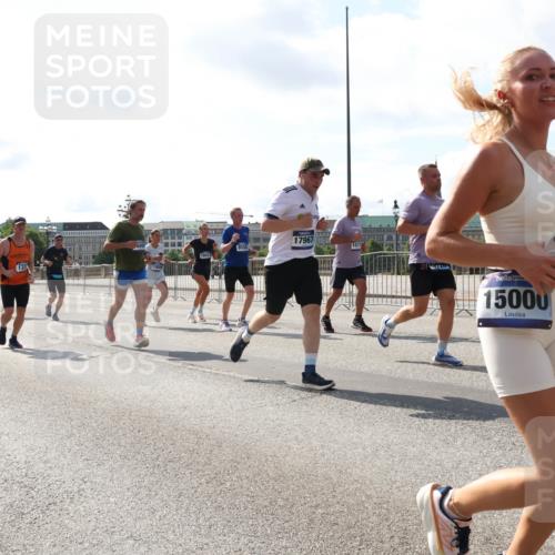 29.06.2025 - hella hamburg halbmarathon Lena Gebhardt http://msf.ph/oto/8302515 29.06.2025 09:59:42 Lombardsbrücke 1844, 3279, 18413, 17967, 15000, 1319, 1334, 1366, 1595, 1642, 1834, 1914, 1955, 2282, 2348, 2364, 2391, 2432, 2630, 2676, 2910, 3112, 3279, 3668, 3836, 4426, 4467, 4772, 4837, 5015, 5134, 5277, 5299, 5457, 5458, 5465, 5492, 5866, 6174, 6201, 6202, 6414, 6415, 6416, 6587, 7037, 7129, 7130, 7395, 7833, 8330, 8509, 8520, 8542, 8652, 8846, 8929, 9142, 9488, 9903, 9907, 9922, 9984, 10020, 10031, 11039, 11568, 11844 meine-sportfotos.de
