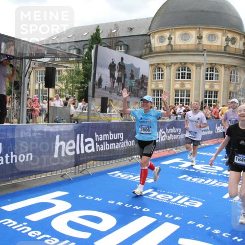 29.06.2025 - hella hamburg halbmarathon Michael Strokosch http://msf.ph/oto/8302555 29.06.2025 10:57:56 Ziel 2025, 2034, 2806, 2883, 3093, 3575, 7138, 7159, 7189, 7269, 9820, 10599, 10703, 11394, 12523, 13376, 14881, 15349, 16517, 17543, 18492 meine-sportfotos.de