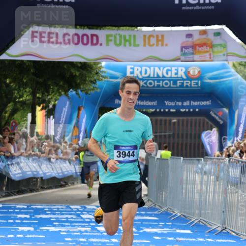 29.06.2025 - hella hamburg halbmarathon Strokosch-Dieckow http://msf.ph/oto/8302609 29.06.2025 10:16:30 Ziel 3944, 11864 meine-sportfotos.de