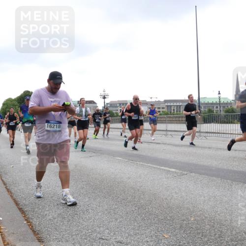 29.06.2025 - hella hamburg halbmarathon Lena Gebhardt http://msf.ph/oto/8302642 29.06.2025 10:46:55 Lombardsbrücke 1073, 1185, 1286, 1363, 1371, 1375, 1593, 1607, 1608, 1720, 1837, 1961, 1999, 2162, 2211, 2320, 2327, 2537, 2555, 2556, 2665, 2697, 2981, 3277, 3406, 3407, 3469, 3734, 3823, 4202, 4239, 4296, 4342, 4355, 4483, 4604, 5111, 5114, 5700, 5796, 5953, 6124, 6161, 6485, 6496, 6740, 7073, 7303, 7412, 7430, 7431, 7767, 7827, 8131, 8477, 8486, 8551, 8553, 8684, 8706, 8967, 9691, 10230, 13969, 14261, 15852, 16882, 16987 meine-sportfotos.de