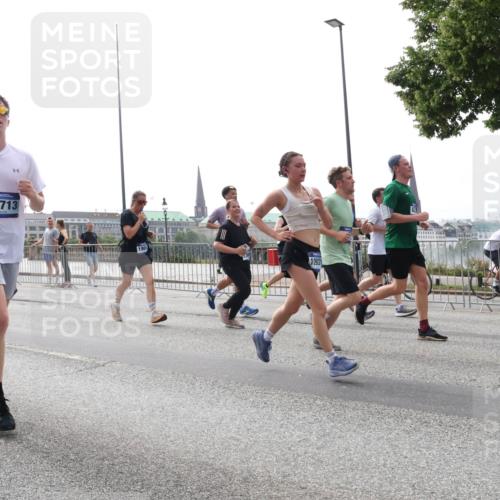 29.06.2025 - hella hamburg halbmarathon Lena Gebhardt http://msf.ph/oto/8302648 29.06.2025 10:37:12 Lombardsbrücke 3970, 1397, 17713, 10931, 1022, 1118, 1253, 1276, 1337, 1339, 1488, 1490, 1597, 1819, 1952, 1954, 2016, 2031, 2072, 2104, 2272, 2480, 2486, 2552, 3127, 3165, 3714, 3873, 3895, 4097, 4347, 4618, 4733, 4762, 4996, 5146, 5171, 5186, 5224, 5538, 5560, 5640, 5786, 5789, 5790, 5940, 6156, 6172, 6359, 6584, 6804, 7085, 7202, 7235, 7544, 7707, 7773, 7777, 7823, 8007, 8257, 8258, 8315, 8499, 8758, 8811, 8843, 8936, 8937, 9054, 9055, 9295, 9524, 9694 meine-sportfotos.de