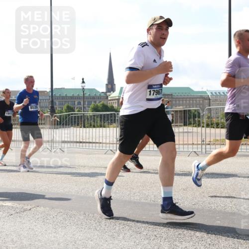 29.06.2025 - hella hamburg halbmarathon Lena Gebhardt http://msf.ph/oto/8302673 29.06.2025 09:59:43 Lombardsbrücke 13808, 18413, 8520, 17967, 1319, 1334, 1366, 1595, 1642, 1834, 1914, 1955, 2282, 2348, 2364, 2391, 2432, 2630, 2676, 2677, 2910, 3112, 3279, 3668, 3836, 4426, 4467, 4772, 4837, 5015, 5134, 5277, 5299, 5457, 5458, 5465, 5492, 5866, 6174, 6201, 6202, 6414, 6415, 6416, 6462, 6587, 7037, 7129, 7130, 7395, 7833, 8330, 8509, 8520, 8542, 8652, 8846, 8929, 9142, 9488, 9903, 9907, 9922, 9984, 10020, 10031, 11039, 11568, 11844 meine-sportfotos.de