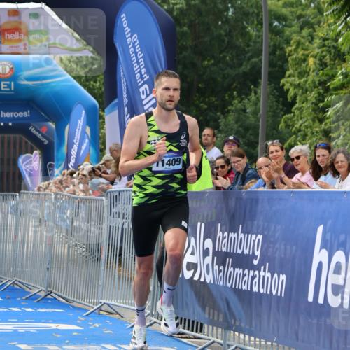 29.06.2025 - hella hamburg halbmarathon Strokosch-Dieckow http://msf.ph/oto/8302701 29.06.2025 10:16:18 Ziel 11409 meine-sportfotos.de