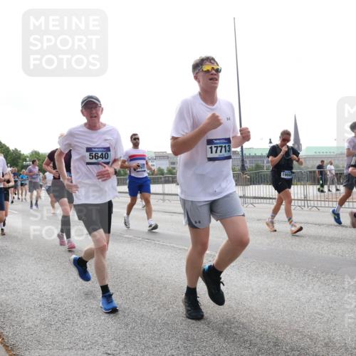 29.06.2025 - hella hamburg halbmarathon Lena Gebhardt http://msf.ph/oto/8302773 29.06.2025 10:37:12 Lombardsbrücke 5640, 3971, 17713, 19006, 000, 1022, 1118, 1253, 1276, 1337, 1339, 1488, 1490, 1597, 1819, 1952, 1954, 2016, 2031, 2072, 2104, 2272, 2480, 2486, 2552, 3127, 3165, 3714, 3873, 3895, 4097, 4347, 4618, 4733, 4762, 4996, 5146, 5171, 5186, 5224, 5538, 5560, 5640, 5786, 5789, 5790, 5940, 6156, 6172, 6359, 6584, 6804, 7085, 7202, 7235, 7544, 7707, 7773, 7777, 7823, 8007, 8257, 8258, 8315, 8499, 8758, 8811, 8843, 8936, 8937, 9054, 9055, 9295, 9524, 9694 meine-sportfotos.de