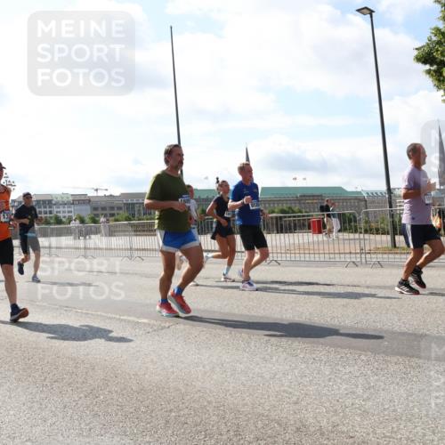 29.06.2025 - hella hamburg halbmarathon Lena Gebhardt http://msf.ph/oto/8302850 29.06.2025 09:59:43 Lombardsbrücke 11844, 13, 1609, 1841, 1319, 1334, 1366, 1595, 1642, 1834, 1914, 1955, 2282, 2348, 2364, 2391, 2432, 2630, 2676, 2677, 2910, 3112, 3279, 3668, 3836, 4426, 4467, 4772, 4837, 5015, 5134, 5277, 5299, 5457, 5458, 5465, 5492, 5866, 6174, 6201, 6202, 6414, 6415, 6416, 6462, 6587, 7037, 7129, 7130, 7395, 7833, 8330, 8509, 8520, 8542, 8652, 8846, 8929, 9142, 9488, 9903, 9907, 9922, 9984, 10020, 10031, 11039, 11568, 11844 meine-sportfotos.de