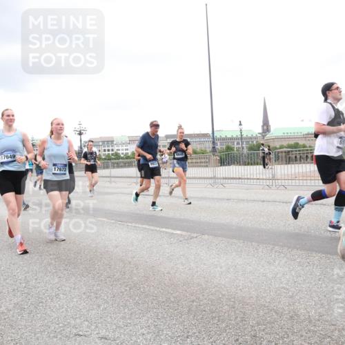 29.06.2025 - hella hamburg halbmarathon Lena Gebhardt http://msf.ph/oto/8302904 29.06.2025 10:56:27 Lombardsbrücke 15103, 18798, 17649, 17673, 9948, 1047, 1113, 1738, 1909, 2095, 2143, 2307, 2793, 2887, 2915, 2991, 3257, 3268, 3438, 3520, 3614, 3675, 3676, 3953, 3987, 4083, 4354, 4473, 4773, 4836, 5237, 5306, 5438, 5580, 5693, 5757, 5911, 5994, 6348, 6349, 6494, 6690, 6968, 7025, 7028, 7090, 7307, 7616, 7711, 8005, 8108, 8305, 8517, 8606, 8766, 8939, 8943, 9172, 9210, 9383, 9435, 9606, 9838, 9910, 9948, 9953, 10555, 10569, 10571, 10640, 10740, 10784, 10987 meine-sportfotos.de