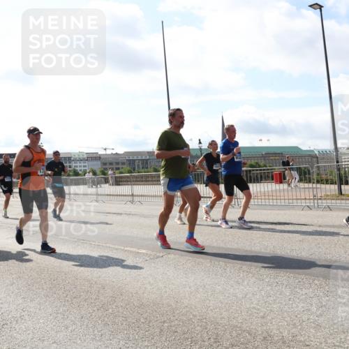 29.06.2025 - hella hamburg halbmarathon Lena Gebhardt http://msf.ph/oto/8302931 29.06.2025 09:59:44 Lombardsbrücke 11844, 13, 279, 1841, 1006, 1319, 1334, 1366, 1595, 1642, 1834, 1914, 1955, 2282, 2348, 2364, 2391, 2432, 2630, 2676, 2677, 2910, 3112, 3279, 3668, 3836, 4231, 4426, 4467, 4772, 4837, 5015, 5134, 5277, 5299, 5341, 5457, 5458, 5465, 5866, 6174, 6201, 6202, 6414, 6415, 6416, 6462, 6587, 7037, 7129, 7130, 7395, 7833, 8330, 8520, 8542, 8652, 8846, 8929, 9142, 9488, 9903, 9907, 9922, 9984, 10020, 10031, 11039, 11568, 11844 meine-sportfotos.de