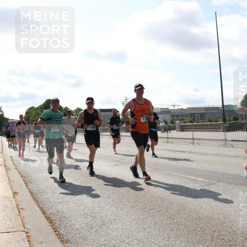 29.06.2025 - hella hamburg halbmarathon Lena Gebhardt http://msf.ph/oto/8302981 29.06.2025 09:59:44 Lombardsbrücke 3279, 133, 11844, 16095, 1841, 1006, 1319, 1334, 1366, 1595, 1642, 1834, 1914, 1955, 2282, 2348, 2364, 2391, 2432, 2630, 2676, 2677, 2910, 3112, 3279, 3668, 3836, 4231, 4426, 4467, 4772, 4837, 5015, 5134, 5277, 5299, 5341, 5457, 5458, 5465, 5866, 6174, 6201, 6202, 6414, 6415, 6416, 6462, 6587, 7037, 7129, 7130, 7395, 7833, 8330, 8520, 8542, 8652, 8846, 8929, 9142, 9488, 9903, 9907, 9922, 9984, 10020, 10031, 11039, 11568, 11844 meine-sportfotos.de