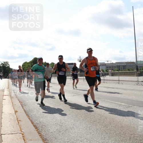 29.06.2025 - hella hamburg halbmarathon Lena Gebhardt http://msf.ph/oto/8303016 29.06.2025 09:59:44 Lombardsbrücke 53, 3279, 11844, 133, 16095, 1006, 1319, 1334, 1366, 1595, 1642, 1834, 1914, 1955, 2282, 2348, 2364, 2391, 2432, 2630, 2676, 2677, 2910, 3112, 3279, 3668, 3836, 4231, 4426, 4467, 4772, 4837, 5015, 5134, 5277, 5299, 5341, 5457, 5458, 5465, 5866, 6174, 6201, 6202, 6414, 6415, 6416, 6462, 6587, 7037, 7129, 7130, 7395, 7833, 8330, 8520, 8542, 8652, 8846, 8929, 9142, 9488, 9903, 9907, 9922, 9984, 10020, 10031, 11039, 11568, 11844 meine-sportfotos.de