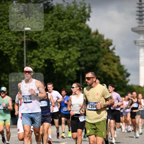 29.06.2025 - hella hamburg halbmarathon Dr. Thomas Lammeyer http://msf.ph/oto/8303017 29.06.2025 09:54:09 Kennedybrücke 1209, 1358, 1688, 1697, 1882, 2546, 2675, 3626, 4205, 4229, 4380, 4398, 4893, 5026, 5472, 5508, 5745, 5752, 5916, 6080, 6649, 6686, 6687, 7026, 7110, 8091, 8574, 8958, 9116, 9365, 10064, 10218, 10783, 10922, 11281, 11284, 11305 meine-sportfotos.de