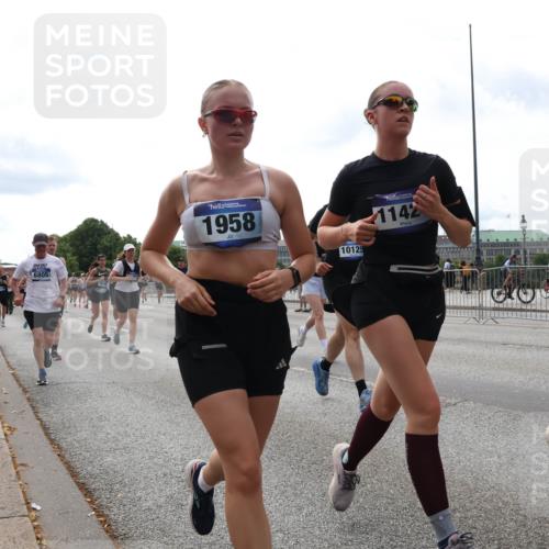 29.06.2025 - hella hamburg halbmarathon Lena Gebhardt http://msf.ph/oto/8303019 29.06.2025 10:21:57 Lombardsbrücke 6805, 1958, 10125, 1142, 1003, 1072, 1158, 1191, 1250, 1294, 1419, 1668, 1958, 1963, 2009, 2063, 2172, 2315, 2353, 2514, 2529, 2744, 3050, 3172, 3458, 3606, 3768, 3770, 3825, 3826, 3995, 4046, 4289, 4366, 4375, 4376, 4697, 5122, 5412, 5641, 5759, 5957, 6086, 6103, 6475, 6676, 6805, 6881, 6977, 7075, 7162, 7612, 7672, 8286, 8431, 8715, 8860, 8884, 8896, 8954, 8959, 9002, 9062, 9369, 9483, 9499, 9532, 10374, 10874 meine-sportfotos.de