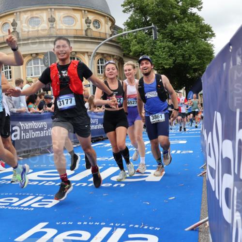 29.06.2025 - hella hamburg halbmarathon Strokosch-Dieckow http://msf.ph/oto/8303024 29.06.2025 10:54:16 Ziel 1267, 1442, 3103, 3177, 3861, 3898, 4635, 6082, 6084, 6443, 6511, 6512, 7274, 8223, 8772, 9791, 11430, 12213, 12362, 13033, 13289, 13794, 13803, 15169, 15524, 15946, 16527, 16574, 16750, 16780, 16879, 17087, 17698, 18268 meine-sportfotos.de