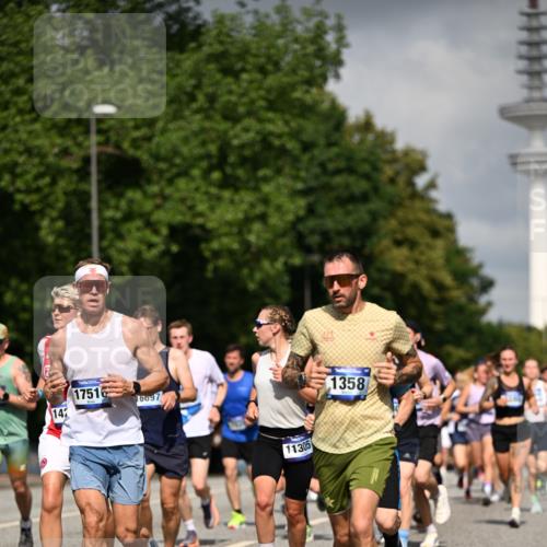 29.06.2025 - hella hamburg halbmarathon Dr. Thomas Lammeyer http://msf.ph/oto/8303045 29.06.2025 09:54:09 Kennedybrücke 1209, 1358, 1688, 1697, 1882, 2546, 2675, 3626, 4205, 4229, 4380, 4398, 4893, 5026, 5472, 5508, 5745, 5752, 5916, 6080, 6649, 6686, 6687, 7026, 7110, 8091, 8574, 8958, 9116, 9365, 10064, 10218, 10783, 10922, 11281, 11284, 11305 meine-sportfotos.de