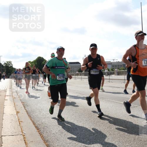 29.06.2025 - hella hamburg halbmarathon Lena Gebhardt http://msf.ph/oto/8303134 29.06.2025 09:59:45 Lombardsbrücke 53, 3279, 11844, 133, 1006, 1125, 1319, 1334, 1366, 1595, 1642, 1834, 1914, 1955, 2282, 2348, 2364, 2391, 2432, 2630, 2676, 2677, 2910, 3112, 3279, 3668, 3836, 4013, 4231, 4426, 4772, 4837, 5015, 5134, 5277, 5299, 5341, 5457, 5458, 5465, 5866, 6174, 6201, 6202, 6414, 6415, 6416, 6462, 6587, 7037, 7129, 7130, 7395, 7833, 8330, 8520, 8542, 8652, 8846, 8929, 9142, 9488, 9903, 9907, 9922, 9984, 10020, 10031, 11039, 11568, 11844 meine-sportfotos.de