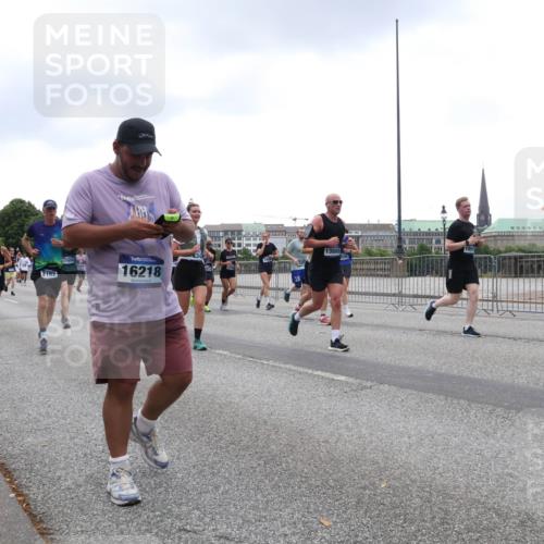 29.06.2025 - hella hamburg halbmarathon Lena Gebhardt http://msf.ph/oto/8303140 29.06.2025 10:46:56 Lombardsbrücke 1073, 1185, 1286, 1363, 1371, 1375, 1593, 1607, 1720, 1837, 1961, 1999, 2162, 2211, 2320, 2327, 2537, 2555, 2556, 2665, 2697, 2981, 3277, 3406, 3407, 3469, 3734, 3823, 4202, 4239, 4296, 4342, 4355, 4483, 4604, 5111, 5114, 5700, 5796, 5953, 6124, 6161, 6485, 6496, 6740, 7073, 7303, 7412, 7430, 7431, 7767, 7827, 8131, 8477, 8486, 8551, 8553, 8684, 8706, 8967, 9691, 10230, 13969, 14261, 15852, 16882, 16987 meine-sportfotos.de