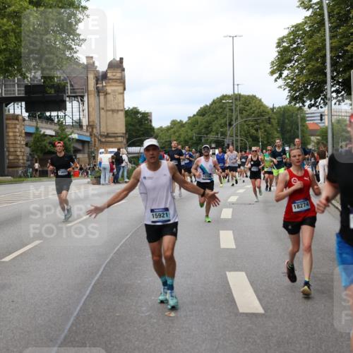 29.06.2025 - hella hamburg halbmarathon Yannick Fuchs http://msf.ph/oto/8303205 29.06.2025 10:37:48 20KM 3109, 3116, 3124, 3697, 3928, 4080, 4318, 6495, 7026, 7185, 7508, 7635, 8664, 9114, 10099, 10237, 10251, 10493, 11177, 11778, 12153, 12623, 12657, 12723, 12776, 13398, 13746, 13807, 13897, 14201, 14210, 14484, 14849, 15706, 15921, 16314, 16338, 16997, 17391, 17403, 18274, 18449, 19009, 19038, 19051, 19229 meine-sportfotos.de