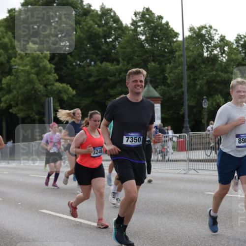 29.06.2025 - hella hamburg halbmarathon Jannik Wohlers http://msf.ph/oto/8303227 29.06.2025 10:37:27 Lombardsbrücke 1475, 1578, 1799, 1985, 2199, 2853, 3230, 3246, 3880, 5139, 5522, 5875, 6243, 6362, 6697, 7244, 7321, 7350, 7696, 8985, 9247, 9288, 9895, 10025, 10159, 10836, 11087, 11164, 11421, 11456, 11457, 11479, 11543, 11882, 12242, 12254, 13650, 14018, 15002, 15418, 15511, 16211, 16360, 17389, 17793, 17798, 18317, 18319, 18572 meine-sportfotos.de