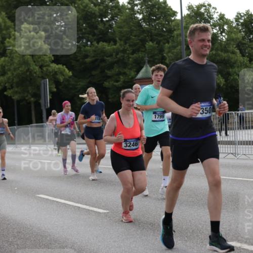 29.06.2025 - hella hamburg halbmarathon Jannik Wohlers http://msf.ph/oto/8303321 29.06.2025 10:37:27 Lombardsbrücke 1475, 1578, 1799, 1985, 2199, 2853, 3230, 3246, 3880, 5139, 5522, 5875, 6243, 6362, 6697, 7244, 7321, 7350, 7696, 8985, 9247, 9288, 9895, 10025, 10159, 10836, 11087, 11164, 11421, 11456, 11457, 11479, 11543, 11882, 12242, 12254, 13650, 14018, 15002, 15418, 15511, 16211, 16360, 17389, 17793, 17798, 18317, 18319, 18572 meine-sportfotos.de