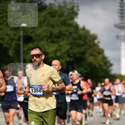 29.06.2025 - hella hamburg halbmarathon Dr. Thomas Lammeyer http://msf.ph/oto/8303779 29.06.2025 09:54:11 Kennedybrücke 1209, 1358, 1688, 1697, 1882, 2546, 2675, 3626, 4205, 4229, 4380, 4398, 4893, 5026, 5472, 5506, 5508, 5745, 5752, 5916, 6080, 6429, 6649, 6686, 6687, 7026, 7110, 8091, 8574, 8958, 9116, 9365, 10064, 10783, 10922, 11281, 11284, 11305 meine-sportfotos.de