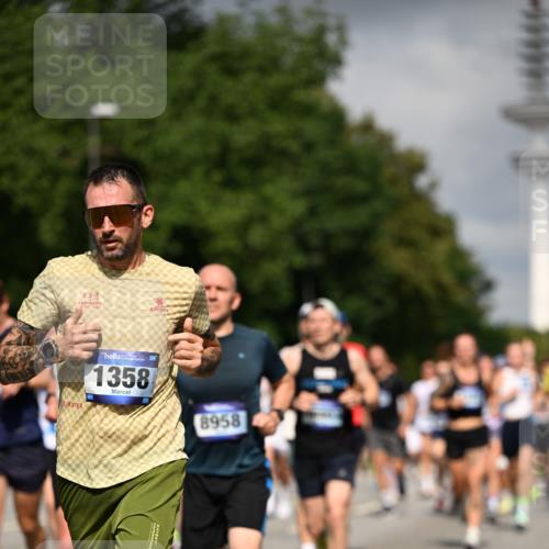 29.06.2025 - hella hamburg halbmarathon Dr. Thomas Lammeyer http://msf.ph/oto/8303804 29.06.2025 09:54:11 Kennedybrücke 1209, 1358, 1688, 1697, 1882, 2546, 2675, 3626, 4205, 4229, 4380, 4398, 4893, 5026, 5472, 5506, 5508, 5745, 5752, 5916, 6080, 6429, 6649, 6686, 6687, 7026, 7110, 8091, 8574, 8958, 9116, 9365, 10064, 10783, 10922, 11281, 11284, 11305 meine-sportfotos.de