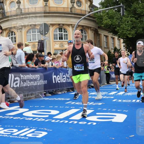 29.06.2025 - hella hamburg halbmarathon Strokosch-Dieckow http://msf.ph/oto/8303820 29.06.2025 10:54:25 Ziel 1267, 1442, 2474, 3426, 3794, 4635, 4868, 6511, 6512, 7129, 8772, 8798, 11009, 11797, 11799, 12321, 12362, 12607, 13289, 15146, 15946, 16327, 16574, 16750, 16879, 17698, 18268, 19067 meine-sportfotos.de