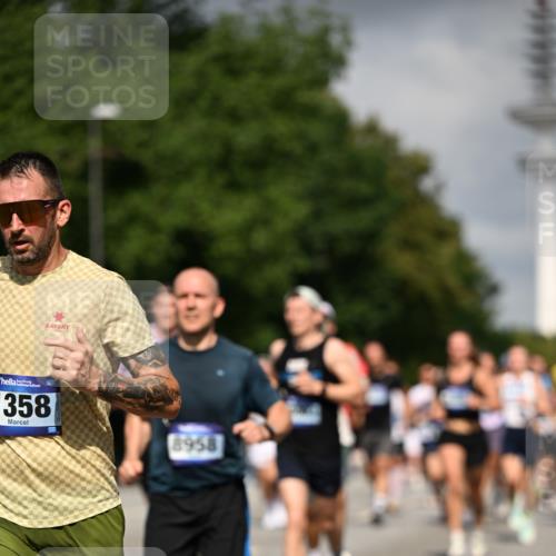 29.06.2025 - hella hamburg halbmarathon Dr. Thomas Lammeyer http://msf.ph/oto/8303837 29.06.2025 09:54:11 Kennedybrücke 1209, 1358, 1688, 1697, 1882, 2546, 2675, 3626, 4205, 4229, 4380, 4398, 4893, 5026, 5472, 5506, 5508, 5745, 5752, 5916, 6080, 6429, 6649, 6686, 6687, 7026, 7110, 8091, 8574, 8958, 9116, 9365, 10064, 10783, 10922, 11281, 11284, 11305 meine-sportfotos.de