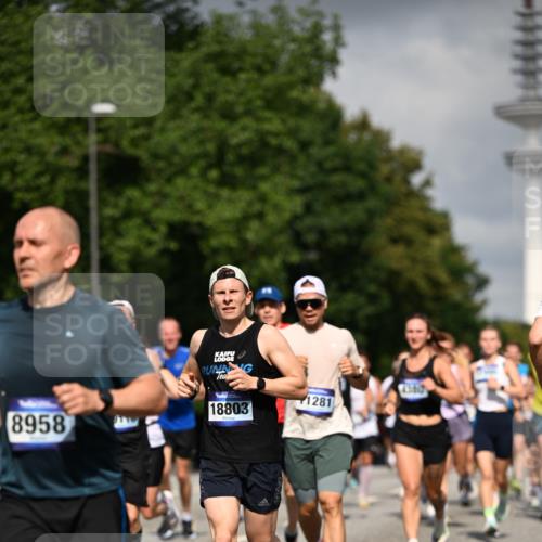 29.06.2025 - hella hamburg halbmarathon Dr. Thomas Lammeyer http://msf.ph/oto/8303942 29.06.2025 09:54:12 Kennedybrücke 1209, 1358, 1697, 1882, 2546, 2675, 3626, 4205, 4229, 4380, 4398, 4893, 5026, 5472, 5506, 5508, 5745, 5752, 5916, 6080, 6429, 6649, 6686, 6687, 7026, 7110, 8091, 8574, 8958, 9116, 9365, 10064, 10783, 11281, 11284, 11305 meine-sportfotos.de