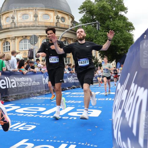 29.06.2025 - hella hamburg halbmarathon Strokosch-Dieckow http://msf.ph/oto/8304087 29.06.2025 10:54:27 Ziel 1267, 1442, 2474, 3426, 3794, 4635, 4868, 5259, 6511, 6512, 7129, 8772, 8798, 11009, 11797, 11799, 12321, 12362, 12607, 13289, 15146, 15946, 16327, 17698, 18268, 19067 meine-sportfotos.de