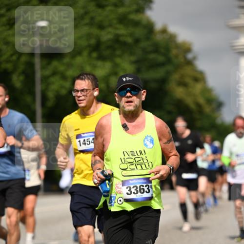 29.06.2025 - hella hamburg halbmarathon Dr. Thomas Lammeyer http://msf.ph/oto/8304122 29.06.2025 10:16:35 Kennedybrücke 1610, 1785, 2531, 2942, 2963, 2964, 3360, 3363, 4532, 5150, 7014, 7907, 8398, 8405, 8917, 8971, 9428, 9705, 10067, 10402, 10409, 10685, 11025 meine-sportfotos.de