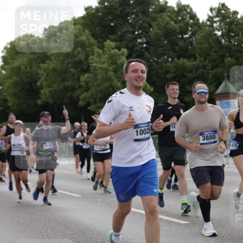 29.06.2025 - hella hamburg halbmarathon Jannik Wohlers http://msf.ph/oto/8304264 29.06.2025 10:37:36 Lombardsbrücke 1394, 1578, 1799, 1901, 1985, 2786, 3246, 3880, 4414, 4921, 5139, 5713, 6199, 6362, 6697, 7118, 7244, 7552, 7629, 7696, 8198, 8199, 8539, 8615, 8696, 8985, 9350, 9391, 10025, 10836, 11087, 11152, 11164, 11421, 11456, 11457, 11479, 11543, 12573, 12892, 12997, 13103, 13442, 13650, 14018, 14163, 15002, 15329, 15418, 15511, 15562, 15762, 16211, 16220, 16360, 17053, 17389, 18572, 18592, 18937 meine-sportfotos.de