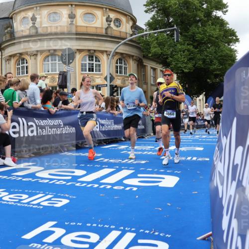 29.06.2025 - hella hamburg halbmarathon Strokosch-Dieckow http://msf.ph/oto/8304304 29.06.2025 10:54:30 Ziel 2474, 3426, 3794, 4635, 4868, 5259, 7129, 8798, 9012, 10040, 10368, 10376, 11009, 11797, 11799, 12321, 12362, 12607, 15146, 16327, 19067 meine-sportfotos.de