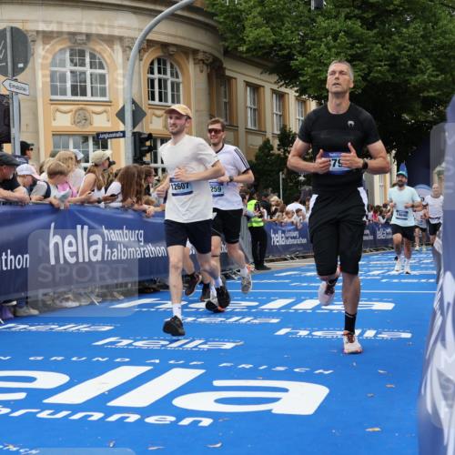 29.06.2025 - hella hamburg halbmarathon Strokosch-Dieckow http://msf.ph/oto/8304427 29.06.2025 10:54:33 Ziel 1125, 2474, 3310, 3794, 4868, 5259, 7129, 7478, 8798, 9012, 10040, 10368, 10376, 11797, 11799, 12489, 12607, 15146, 15389, 15584, 17765, 19000 meine-sportfotos.de