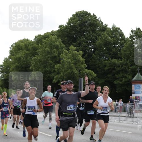 29.06.2025 - hella hamburg halbmarathon Jannik Wohlers http://msf.ph/oto/8304437 29.06.2025 10:37:38 Lombardsbrücke 1196, 1394, 1578, 1799, 1901, 1966, 1985, 2786, 3246, 3880, 4414, 4921, 5139, 5713, 6199, 6362, 6697, 7118, 7165, 7244, 7552, 7629, 7696, 7914, 8198, 8199, 8539, 8615, 8696, 8985, 9350, 9391, 10025, 10836, 11087, 11152, 11164, 11421, 11456, 11457, 11479, 11543, 12573, 12892, 12997, 13103, 13442, 14018, 14163, 15002, 15329, 15355, 15418, 15511, 15562, 15762, 16211, 16220, 16360, 16658, 16876, 17053, 17389, 18572, 18592, 18937 meine-sportfotos.de