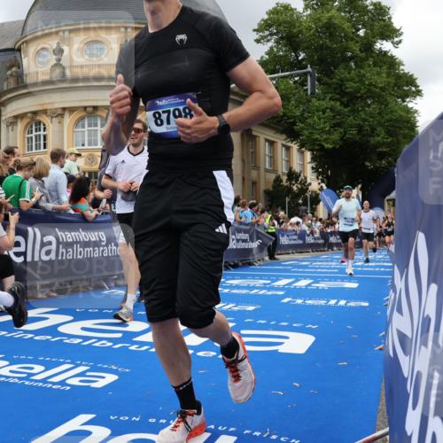 29.06.2025 - hella hamburg halbmarathon Strokosch-Dieckow http://msf.ph/oto/8304513 29.06.2025 10:54:34 Ziel 1125, 1496, 2474, 3310, 3794, 4868, 5259, 7478, 8798, 9012, 10040, 10368, 10376, 11797, 11799, 12489, 12607, 15146, 15389, 15584, 17765, 19000 meine-sportfotos.de