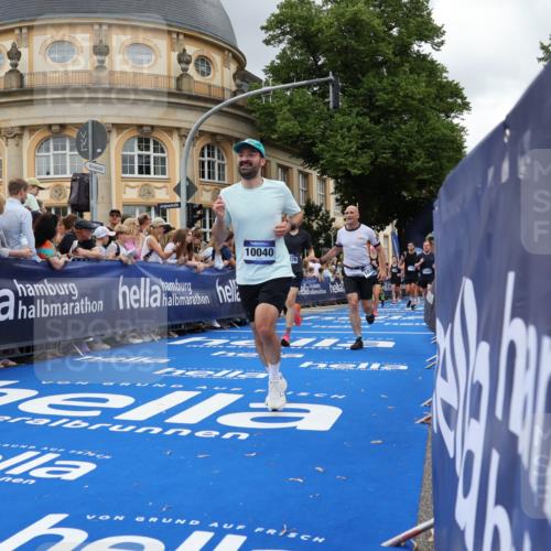 29.06.2025 - hella hamburg halbmarathon Strokosch-Dieckow http://msf.ph/oto/8304559 29.06.2025 10:54:37 Ziel 1125, 1496, 2474, 2561, 3310, 5259, 6587, 7478, 8449, 8798, 9012, 9227, 10040, 10368, 10376, 12489, 12607, 13147, 14239, 15389, 15408, 15584, 17231, 17765, 19000 meine-sportfotos.de