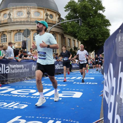 29.06.2025 - hella hamburg halbmarathon Strokosch-Dieckow http://msf.ph/oto/8304584 29.06.2025 10:54:37 Ziel 1125, 1496, 2474, 2561, 3310, 5259, 6587, 7478, 8449, 8798, 9012, 9227, 10040, 10368, 10376, 12489, 12607, 13147, 14239, 15389, 15408, 15584, 17231, 17765, 19000 meine-sportfotos.de