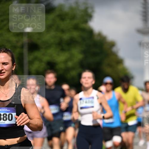 29.06.2025 - hella hamburg halbmarathon Dr. Thomas Lammeyer http://msf.ph/oto/8304614 29.06.2025 09:54:16 Kennedybrücke 1209, 1358, 1697, 2546, 2675, 3626, 4205, 4229, 4380, 4893, 5026, 5472, 5506, 5508, 5752, 5916, 6080, 6429, 6686, 6687, 7026, 7110, 8091, 8574, 8958, 9365, 10064, 10783, 11281, 11284, 11305 meine-sportfotos.de