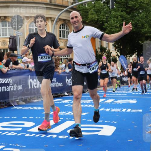 29.06.2025 - hella hamburg halbmarathon Strokosch-Dieckow http://msf.ph/oto/8304620 29.06.2025 10:54:38 Ziel 1125, 1496, 2474, 2561, 3310, 5259, 6587, 7478, 8449, 8798, 9012, 9227, 10040, 10368, 10376, 12186, 12489, 12607, 13147, 14239, 15389, 15408, 15584, 17231, 17765, 19000 meine-sportfotos.de