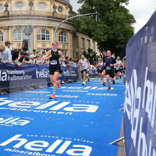 29.06.2025 - hella hamburg halbmarathon Strokosch-Dieckow http://msf.ph/oto/8304680 29.06.2025 10:54:39 Ziel 1125, 1496, 2029, 2474, 2561, 3310, 5259, 6587, 7478, 8449, 9012, 9227, 10040, 10044, 10368, 10376, 12186, 12489, 13147, 14239, 15389, 15408, 15584, 17231, 17765, 19000 meine-sportfotos.de