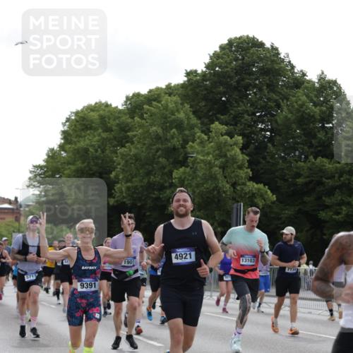 29.06.2025 - hella hamburg halbmarathon Jannik Wohlers http://msf.ph/oto/8304729 29.06.2025 10:37:40 Lombardsbrücke 1196, 1394, 1578, 1799, 1901, 1966, 1985, 2786, 3242, 3716, 3880, 4414, 4921, 5300, 5713, 6199, 6362, 6697, 7118, 7165, 7244, 7552, 7629, 7696, 7914, 8198, 8199, 8539, 8615, 8696, 9350, 9391, 10025, 11152, 11164, 11421, 11456, 11457, 11479, 11543, 12573, 12892, 12997, 13103, 13442, 14018, 14163, 15002, 15329, 15355, 15417, 15418, 15511, 15562, 15762, 16211, 16220, 16360, 16658, 16876, 17053, 17389, 18572, 18592, 18937 meine-sportfotos.de