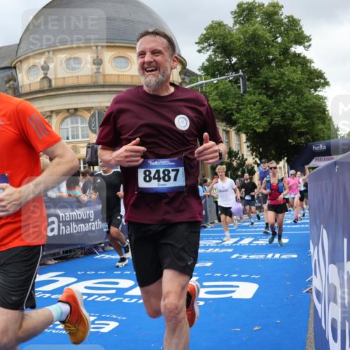 29.06.2025 - hella hamburg halbmarathon Strokosch-Dieckow http://msf.ph/oto/8304883 29.06.2025 10:55:25 Ziel 1130, 2252, 2771, 4189, 4951, 5287, 5319, 5643, 6591, 6938, 8487, 11184, 11554, 12526, 12544, 12584, 13234, 13236, 13267, 13470, 14036, 14592, 16213, 16334, 16609, 16985, 17603, 17940, 18290, 18380, 18531 meine-sportfotos.de