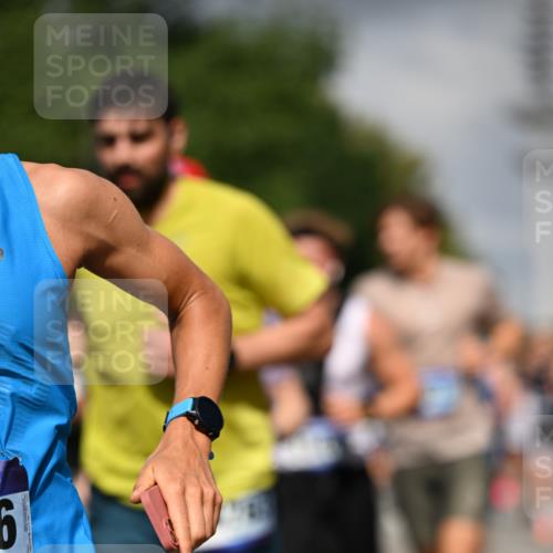 29.06.2025 - hella hamburg halbmarathon Dr. Thomas Lammeyer http://msf.ph/oto/8305051 29.06.2025 09:54:19 Kennedybrücke 1209, 1358, 1441, 1677, 1697, 2546, 3056, 3626, 4205, 4229, 4380, 4893, 5026, 5472, 5506, 5508, 5752, 5916, 6080, 6429, 6686, 6687, 7026, 7110, 8091, 8574, 8958, 9365, 10064, 10783, 11281, 11284, 11305 meine-sportfotos.de