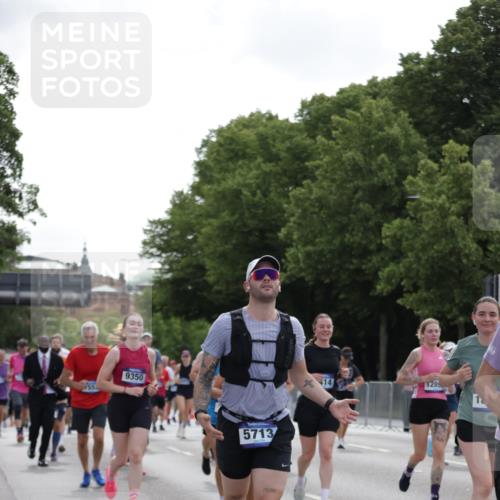 29.06.2025 - hella hamburg halbmarathon Jannik Wohlers http://msf.ph/oto/8305107 29.06.2025 10:37:42 Lombardsbrücke 1196, 1394, 1578, 1742, 1901, 1966, 2786, 3242, 3716, 3880, 4414, 4921, 5300, 5713, 6199, 6200, 6362, 6697, 6930, 7118, 7165, 7244, 7552, 7629, 7696, 7914, 8198, 8199, 8539, 8615, 8696, 9350, 9391, 10025, 10584, 11152, 11164, 11421, 11456, 11457, 11479, 12573, 12892, 12997, 13103, 13442, 14016, 14163, 15002, 15329, 15355, 15417, 15562, 15762, 16211, 16220, 16360, 16658, 16876, 17053, 18572, 18592, 18937 meine-sportfotos.de